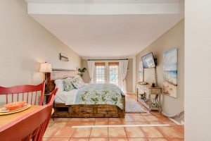 Vacation Rental In Lubbock - The Island - Toes In The Sand