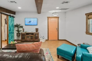 Vacation Rental In Lubbock - The Hut - Livingroom