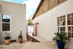 Vacation Rental In Lubbock - The Hut - Backyard