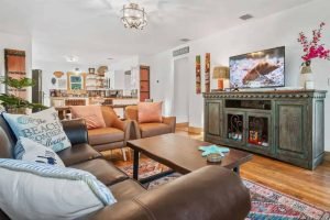 Vacation Rental In Lubbock - Freaky Tiki - Livingroom