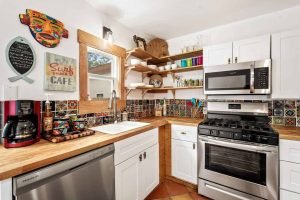 Vacation Rental In Lubbock - Freaky Tiki - Kitchen